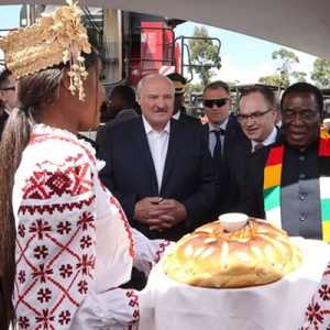 Presiden Belarusia Aleksander Lukashenko dalam kunjungannya ke Zimbabwe menikmati pesta rakyat bersama Presiden Emmerson Mnangagwa