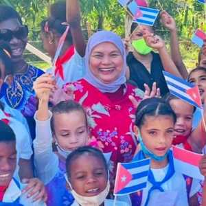 Duta Besar Indonesia di Havana Nana Yuliana bersama siswa Sekolah Republik Indonesia (SRI) di kota Marti, Propinsi Matanzas/Ist