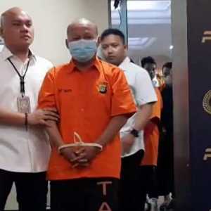 Polisi Tampilkan Tersangka Jasa Travel Umroh Palsu yang Rugikan Ratusan Korban