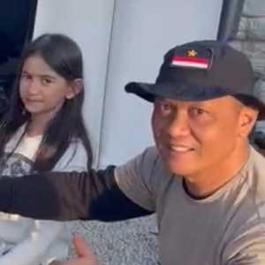 <i>Trauma Healing</i> Gempa Turki, Satgas Kemanusiaan Polri Ajak Anak-anak Main Lato-lato dan Bola