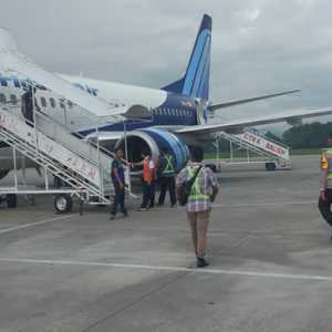 Pesawat terbang Trigana Air PK YSC B 373-500 yang ditembaki saat tengah landing dan take off di bandara Nop Goliat Dekai, Papua/Ist