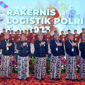Kenakan Baju Adat Jawa Mataram, Logistik Polri Dukung Pengembangan UMKM dan Pekerja Kreatif