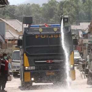 Polisi Bantu Bersihkan Dampak Abu Vulkanik  Erupsi Merapi