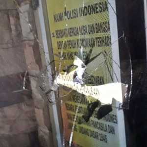 Polsek Cipayung Diserang Buruh Harian Lepas, Kaca Mobil dan Kantor Pecah