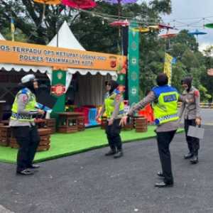 Hibur Pemudik, Polwan di Tasikmalaya Joget Bersama di Pos Terpadu Gentong