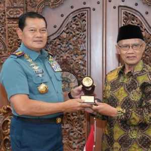 Panglima TNI Laksamana TNI Yudo Margono saat bersilaturahmi ke kantor PP Muhammadiyah/Ist
