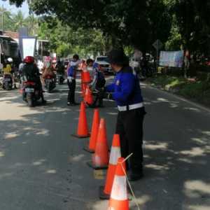 <i>One Way</i> Juga Diterapkan Polisi Menuju Wisata Pantai Anyer-Carita