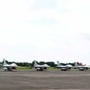 Jelang HUT TNI AU, 11 Pesawat Tempur F-16 Tiba di Lanud Halim Perdanakusuma