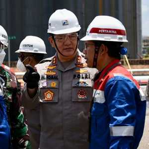 Tinjau Kilang Dumai Pasca Ledakan, Kapolda Riau Pastikan Stok Minyak Aman