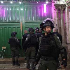 Polisi Israel memasuki masjid al-Aqsa di Yerusalem pada rabu dini hari 5 April 2023/Net