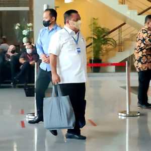 Sekda Riau, SF Hariyanto, menuju ruang pemeriksaan KPK/RMOL