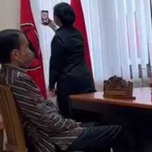 Presiden Jokowi saat berada di Sekolah Partai PDI Perjungan bersama Megawati Soekarnoputri dan Puan Maharani/Net