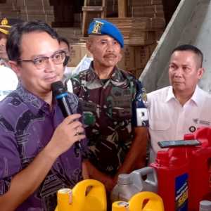 Wakil Menteri Perdagangan, Jerry Sambuaga saat mengungkap gudang oli ilegal di Tangerang, Banten/RMOL