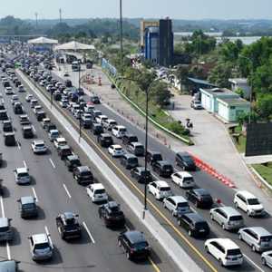 Polri Berlakukan <i>One Way</i> dari Tol Kalikangkung hingga Jakarta Jam 2 Siang Nanti