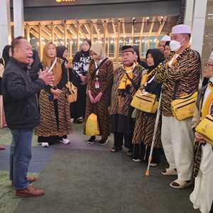 Dibantu Polres Bandara Soetta, 21 Jamaah Gagal Berangkat Akhirnya Bisa Umrah