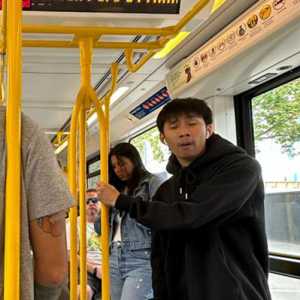 Pengguna transportasi umum di Melbourne, Australia, tak lagi memakai masker/Ist