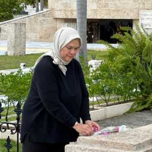 Dubes Nana Yuliana meletakkan karangan bunga di makam Fidel Castro di Cementerio de Santa Ifigenia, Santiago de Cuba.