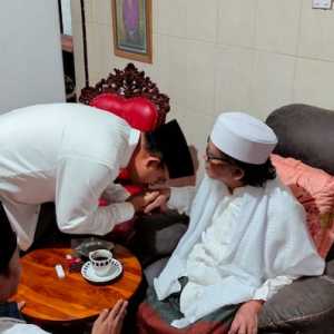 Anies Baswedan saat sowan ke Pengasuh Ponpes Alqodiri, KH Ahmad Muzakky Syah/Ist