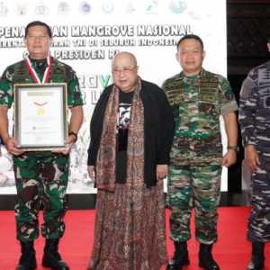 Jaya Suprana saat berikan rekor Muri kepada TNI/Ist