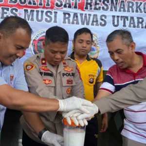 Polres Muratara Musnahkan 101 Gram Sabu dengan Diblender