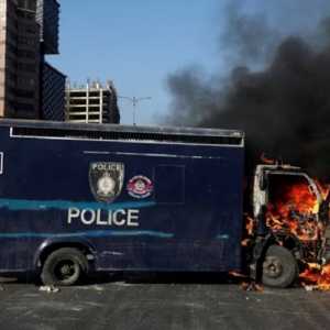 Van polisi dibakar oleh pengunjuk rasa, yang memprotes penangkapan mantan Perdana Menteri Imran Khan di Karachi, Pakistan, 9 Mei 2023/Foto: Reuters