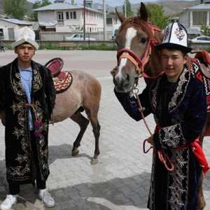 Sekelompok orang tiba dengan menunggang kuda untuk memberikan suara mereka di pemilihan presiden Turkiye dengan pakaian tradisional Kyrgyzstan, di Van, Türkiye, 28 Mei 2023/Net