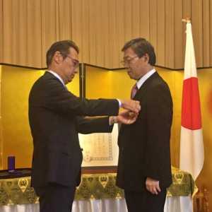 Duta Besar Jepang untuk Indonesia, Kanasugi Kenji saat menyematkan tanda bintang jasa kepada Kobayashi Kazunori, pada Jumat, 2 Juni 2023/RMOL