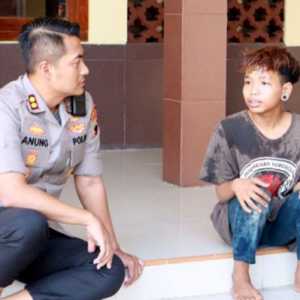 Ketika Anak Punk Diajak Polisi Shalat Berjamaah