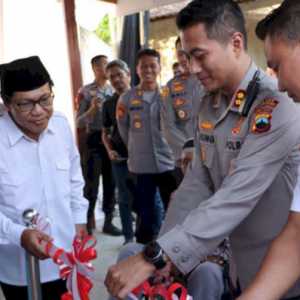 Penyerahan Kunci Program Bedah Rumah Polres Grobogan Diwarnai Tangis Haru