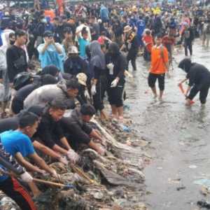 Warga bahu-membahu membersihkan sampah di Pantai Sukaraja, Lampung/RMOLLampung