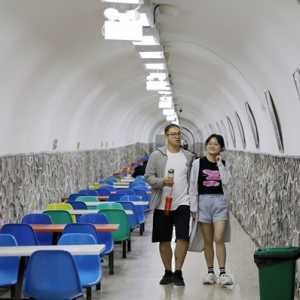 Bunker, tempat perlindungan serangan udara yang telah diubah dan digunakan sebagai ruang dingin publik  di Xi'an, Provinsi Shaanxi, China barat laut pada 13 Juli 2023/Net.