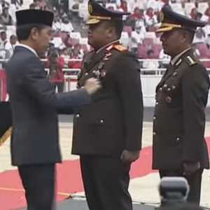 Dirtipidsiber Bareskrim Polri Peroleh Bintang Bhayangkara Nararya dari Presiden