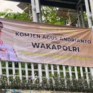 Spanduk ucapan selamat atas pelantikan Komjen Agus Andrianto sebagai Wakapolri di Gandaria, Jakarta Selatan/Ist