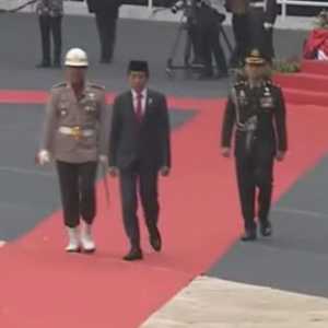 Tak Mau Rusak Rumput, Alasan Jokowi Jalan Kaki Saat Periksa Barisan