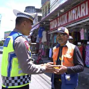 Jumat Berkah, Polantas Aceh Bagikan Sedekah ke Tukang Parkir di Sekitar Masjid Raya