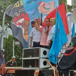 Pidato tokoh nasional DR. Rizal Ramli di hadapan aksi buruh menolak omnibus law UU Cipta Kerja di Patung Kuda Arjuna Wiwaha, Jakarta, Kamis (10/8)/RMOL