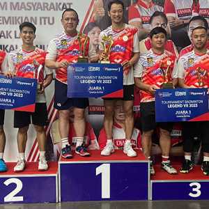 Firli Bahuri di atas podium usai menjuarai tournament badminton legend ke-7/RMOL