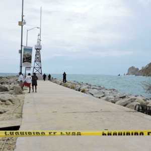 Ombak pecah di pantai saat Badai Hilary Kategori 4 menerjang semenanjung Baja California di Meksiko, di Cabo San Lucas, Meksiko 18 Agustus 2023/Net