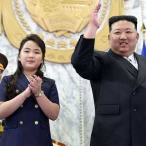 Pemimpin Korea Utara Kim Jong-un, kanan, dan putrinya, menghadiri parade militer di Pyongyang untuk menandai hari jadi ke-75 Korea Utara, 8 September/Foto KCNA