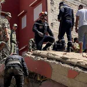 Tim penyelamat di antara puing-puing bangunan di Amizmiz,  akibat gempa Maroko/Net