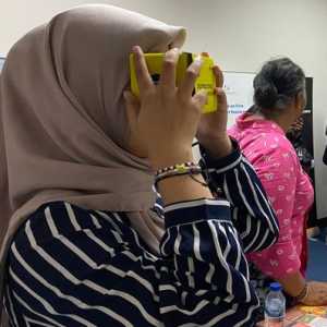 Wartawan Kantor Berita Politik RMOL saat mencoba kamera Virtual Reality (VR) di Kedutaan Besar Ukraina, Jakarta pada Kamis, 21 September 2023/RMOL