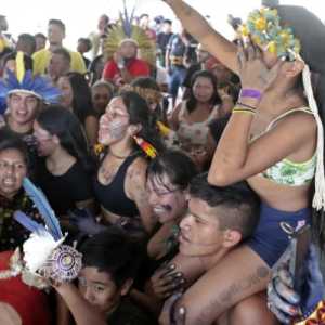 Masyarakat adat Brasil saat merayakan kemenangan mereka atas keputusan Mahkamah Agung yang memberikan hak tanah mereka di Brasilia pada 21 September 2023/AP