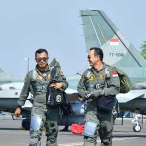 Pesawat Tempur TNI AU Unjuk Gigi Jelang HUT TNI di Monas