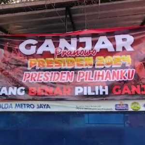 Spanduk bergambar Ganjar Pranowo menutupi spanduk Ditlantas Polda Metro Jaya di Pos Polisi Perempatan Lampu Merah Kalibata, Jakarta Selatan/RMOL