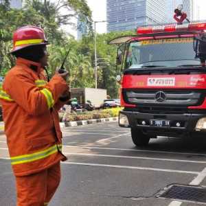 Petugas pemadam kebakaran bersiaga di 18 Parc Place, Sudirman Central Business District (SCBD), Kebayoran Baru, Jakarta Selatan/RMOL