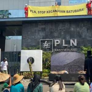 Koalisi Demokrasi Energi saat menggelar aksi teatrikal di depan kantor pusat PLN, Jakarta Selatan, pada Kamis,26 Oktober 2023/RMOL