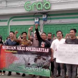 Aksi demonstrasi mahasiswa untuk memboikot aplikasi Grab di Medan, Jumat (17/11)/Ist