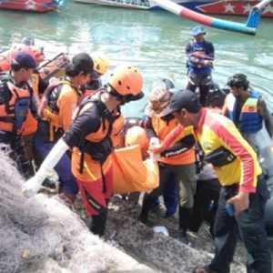 Polres Garut Berjibaku Evakuasi Jenazah Remaja Terseret Ombak Karang Papak