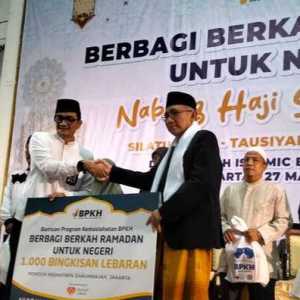 Kepala BPKH Fadlul Imansyah memberikan secara simbolis 1000 bingkisan lebaran kepada Pimpinan Pondok Pesantren Darunnajah KH. Sofwan Manaf di acara Berbagi Berkah Ramadhan untuk Negeri di Jakarta pada Rabu, 27 Maret 2024/RMOL