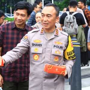 4 Jenderal Polri Bareng Polwan dan Wartawan Turun ke Jalan Bagikan Takjil